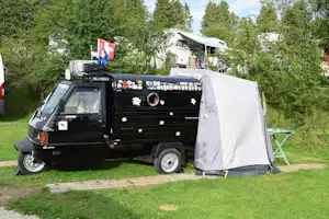 Camping Les Cerneux - Wohnmobilstellplatz im Grünen auf dem Campingplatz