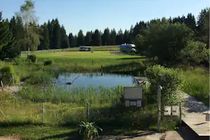 Camping Les Cerneux - Wohnwagen- und Zeltstellplatz am Teich auf dem Campingplatz