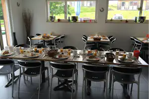 Camping Les Cerneux - Frühstück auf dem Campingplatz