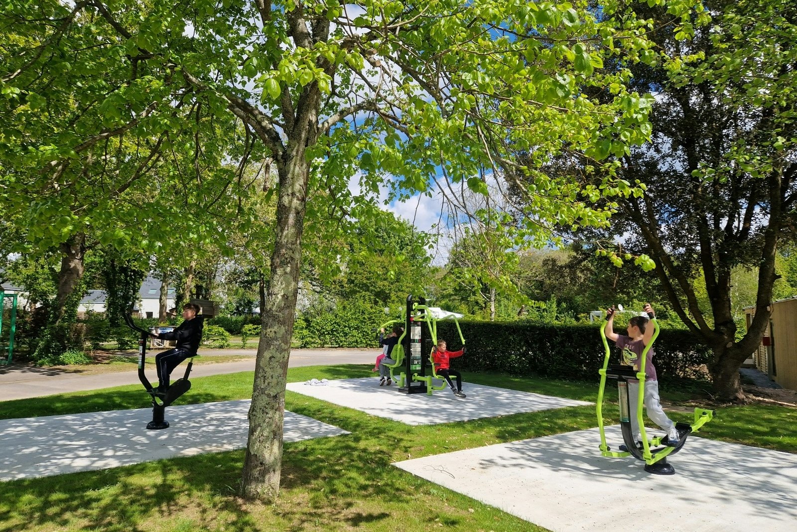 Camping Les Chalands Fleuris - Fitnessgeräte im Freien auf dem Campingplatz