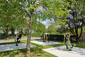 Camping Les Chalands Fleuris - Fitnessgeräte im Freien auf dem Campingplatz