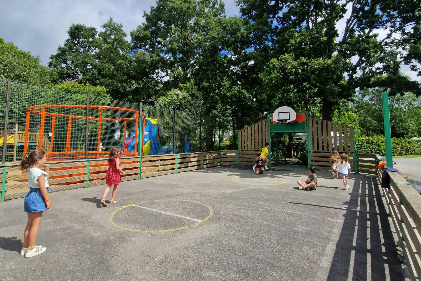 Camping Les Chalands Fleuris - Mehrzwecksportplatz auf dem Campingplatz