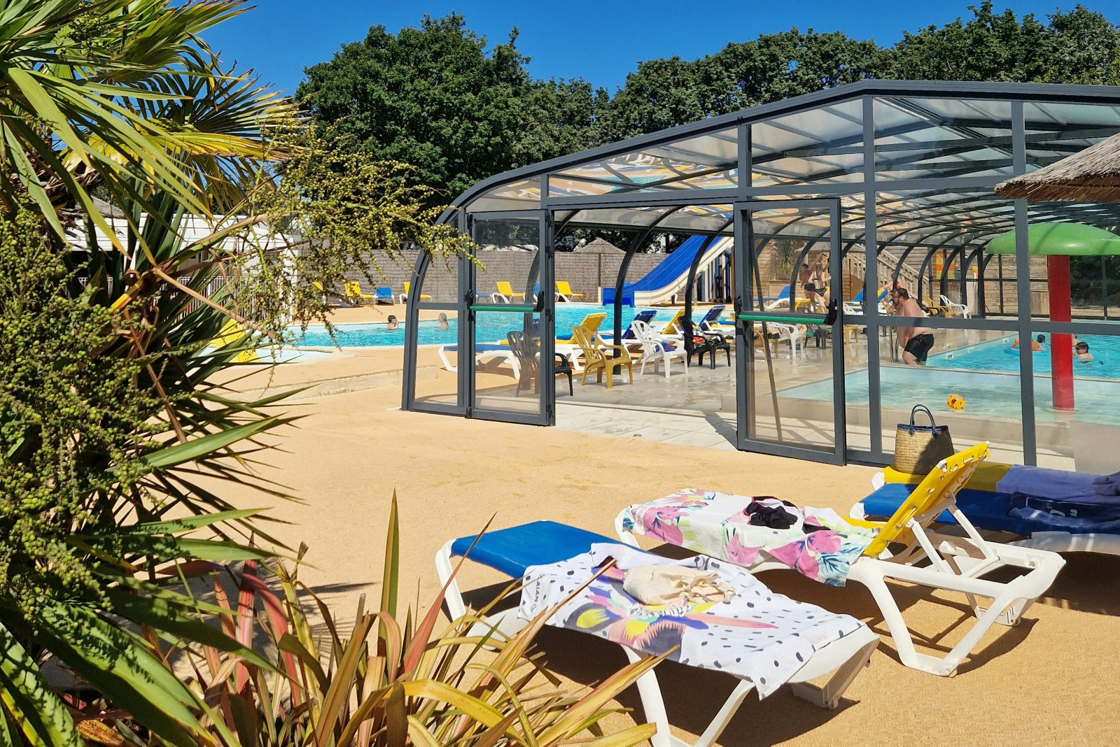 Camping Les Chalands Fleuris - Pool mit Überdachung auf dem Campingplatz