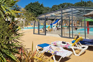 Camping Les Chalands Fleuris - Pool mit Überdachung auf dem Campingplatz