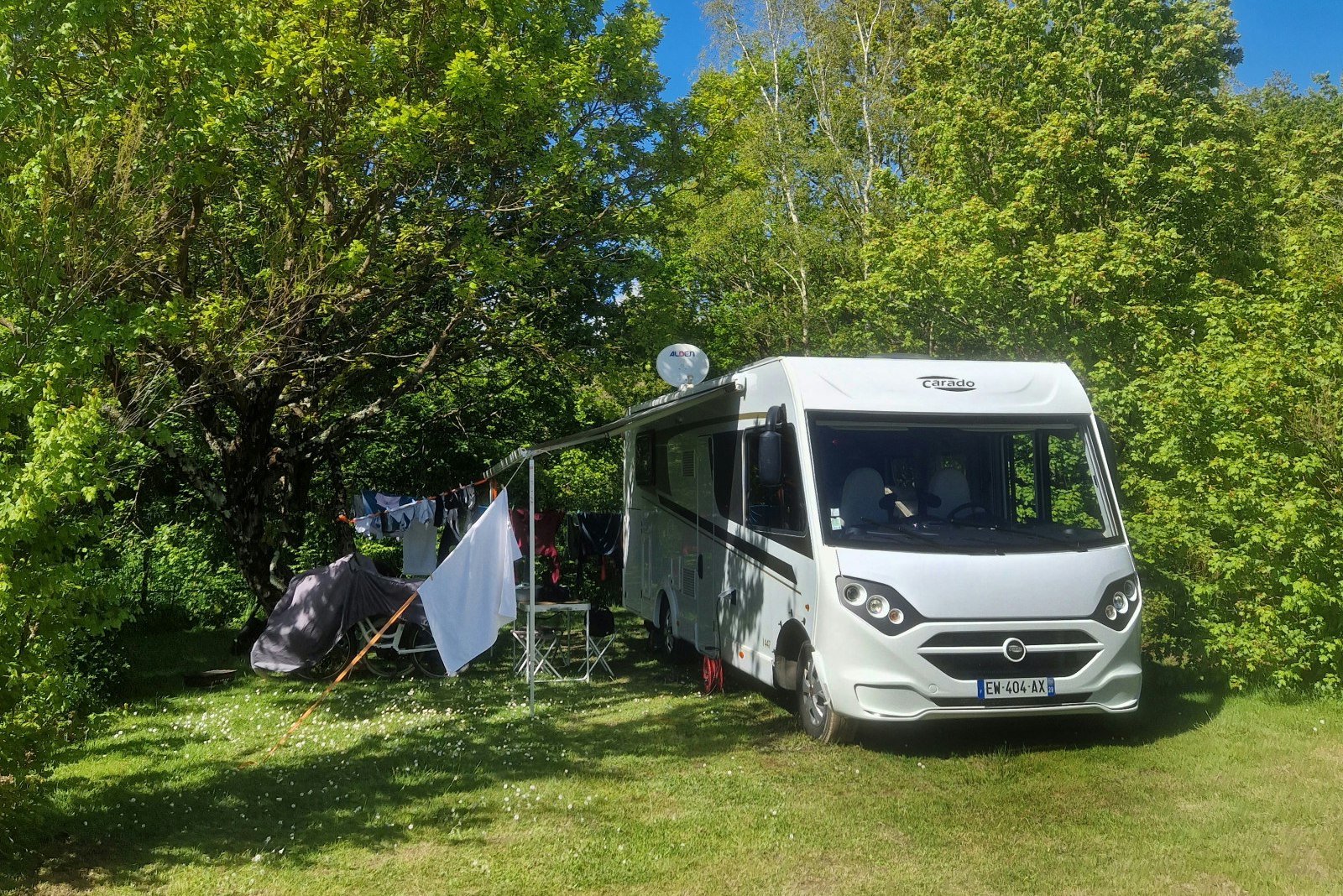 Camping Les Chalands Fleuris - Standplätze zwischen den Bäumen auf dem Campingplatz