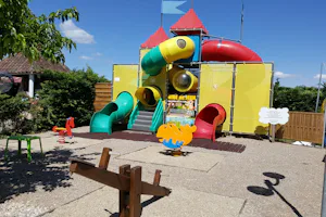 Camping Les Chalets sur la Dordogne - Campingplatz mit Kinderspielplatz