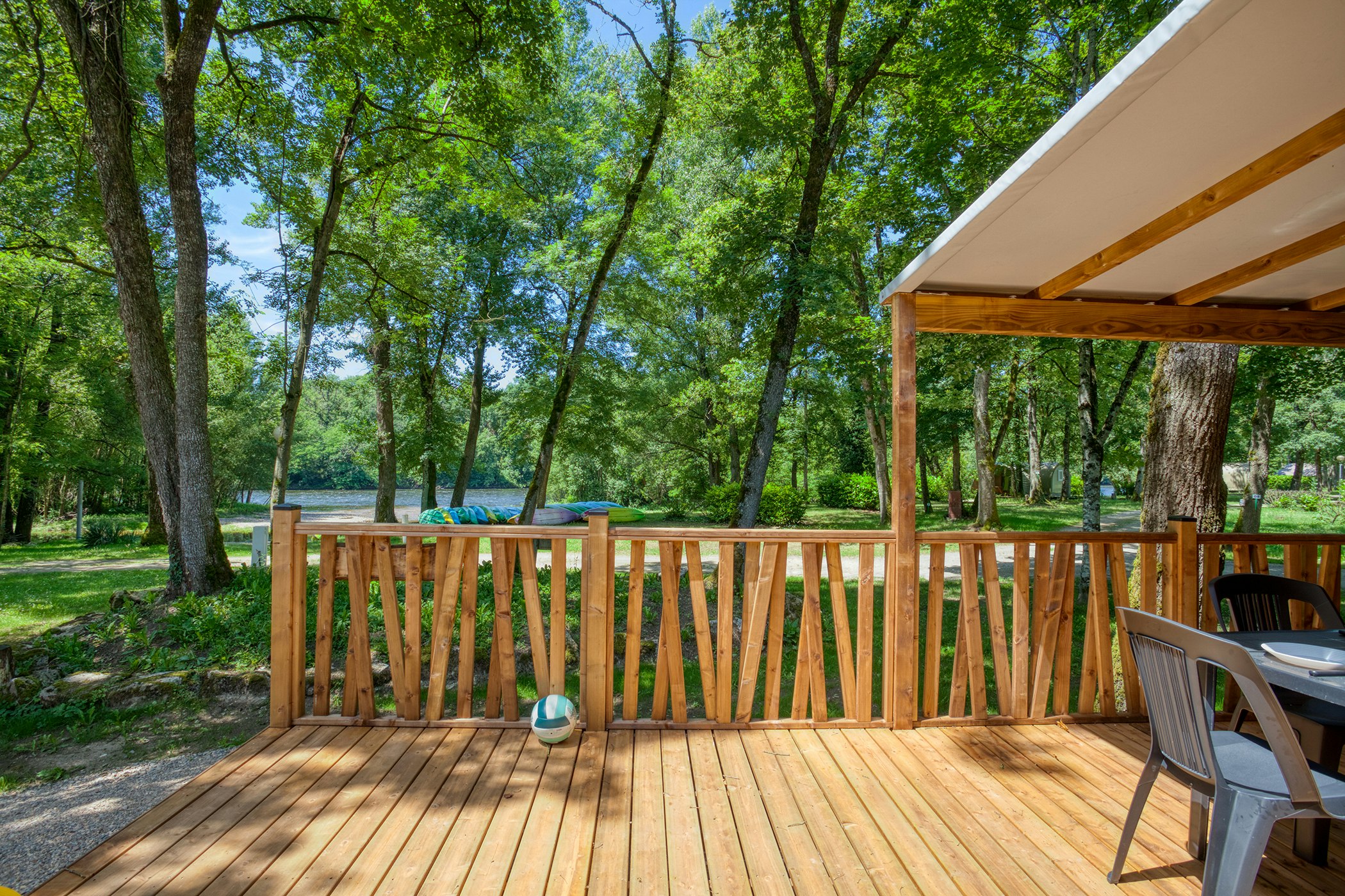 Camping Les Chalets sur la Dordogne - Terrasse eines Glamping-Zeltes auf dem Campingplatz