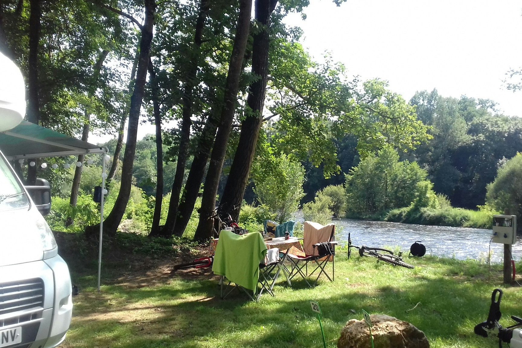 Camping Les Chalets sur la Dordogne- Stellplatz an der Dore