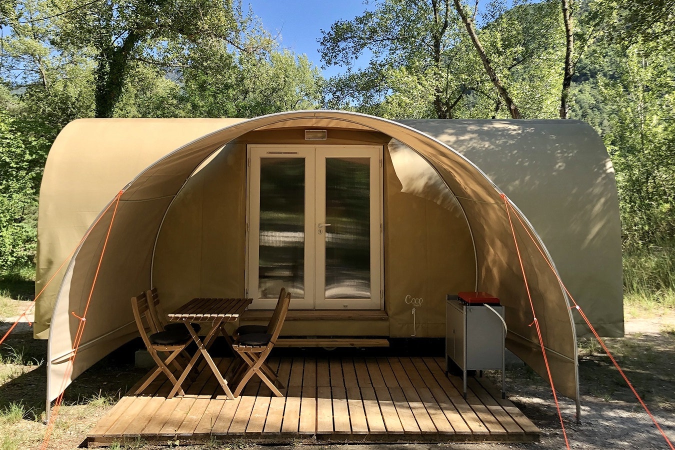 Camping Les Chapelains - Glamping-Zelt mit überdachter Terrasse