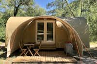 Camping Les Chapelains - Glamping-Zelt mit überdachter Terrasse