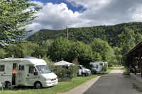 Camping Les Chapelains - Stellplätze im Grünen