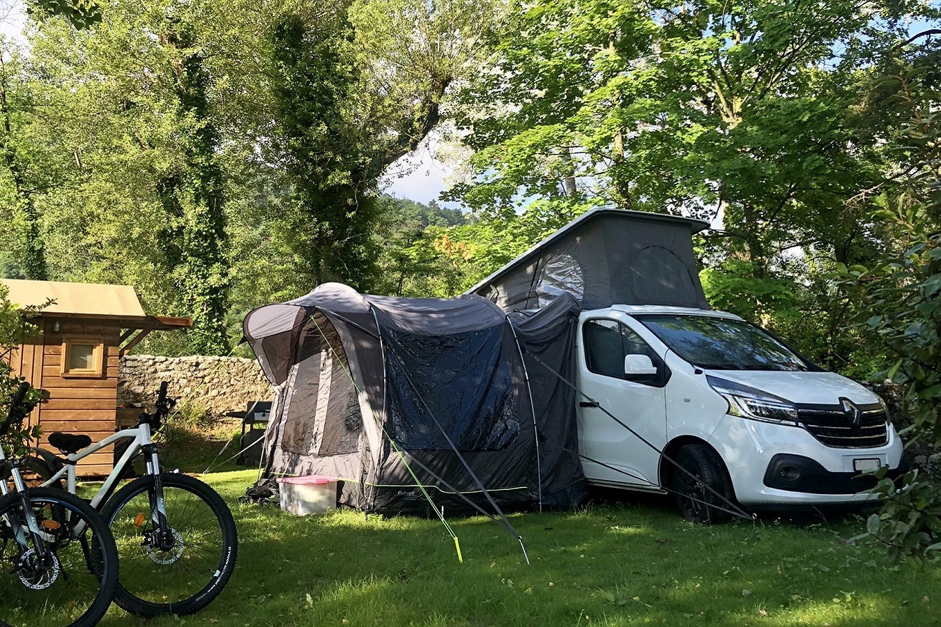 Camping Les Chapelains - Stellplatz im Schatten der Bäume