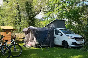 Camping Les Chapelains - Stellplatz im Schatten der Bäume