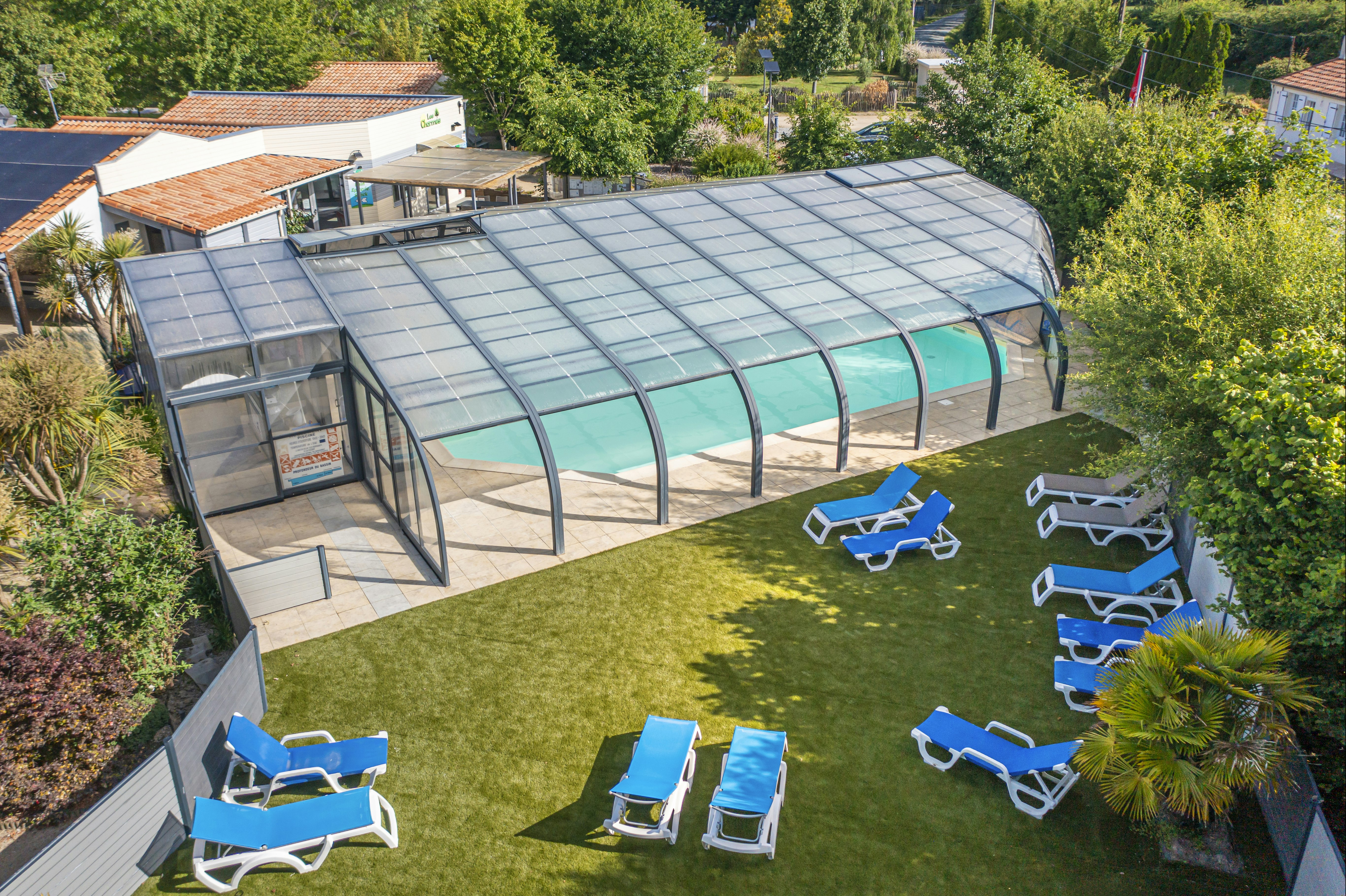 Camping Les Charmes - Überdachter Pool auf dem Campingplatz