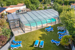 Camping Les Charmes - Überdachter Pool auf dem Campingplatz