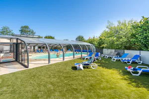 Camping Les Charmes - Überdachter Pool mit Liegestühlen auf dem Campingplatz