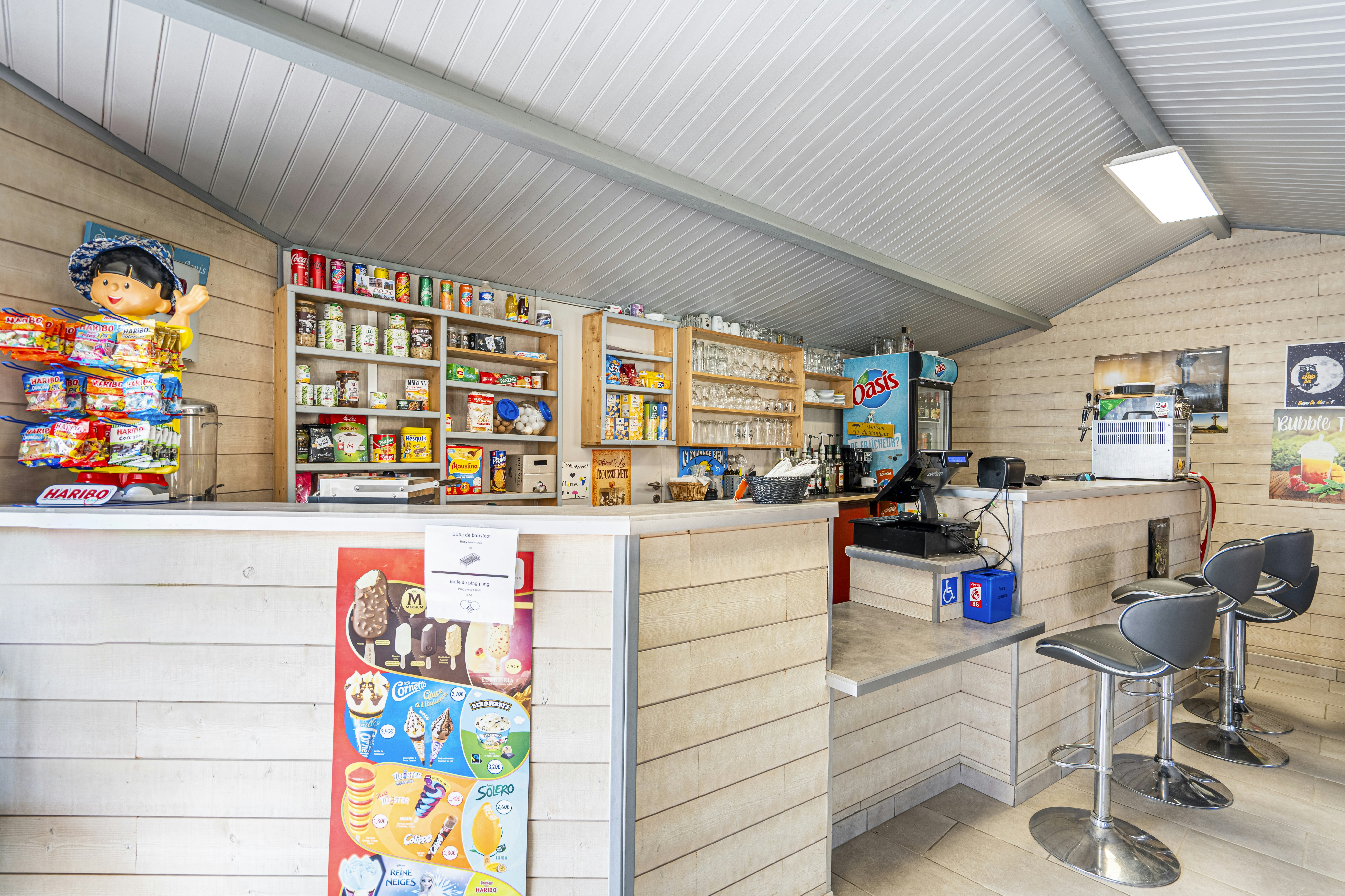 Camping Les Charmes - Kiosk auf dem Campingplatz