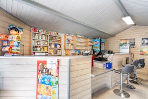 Camping Les Charmes - Kiosk auf dem Campingplatz