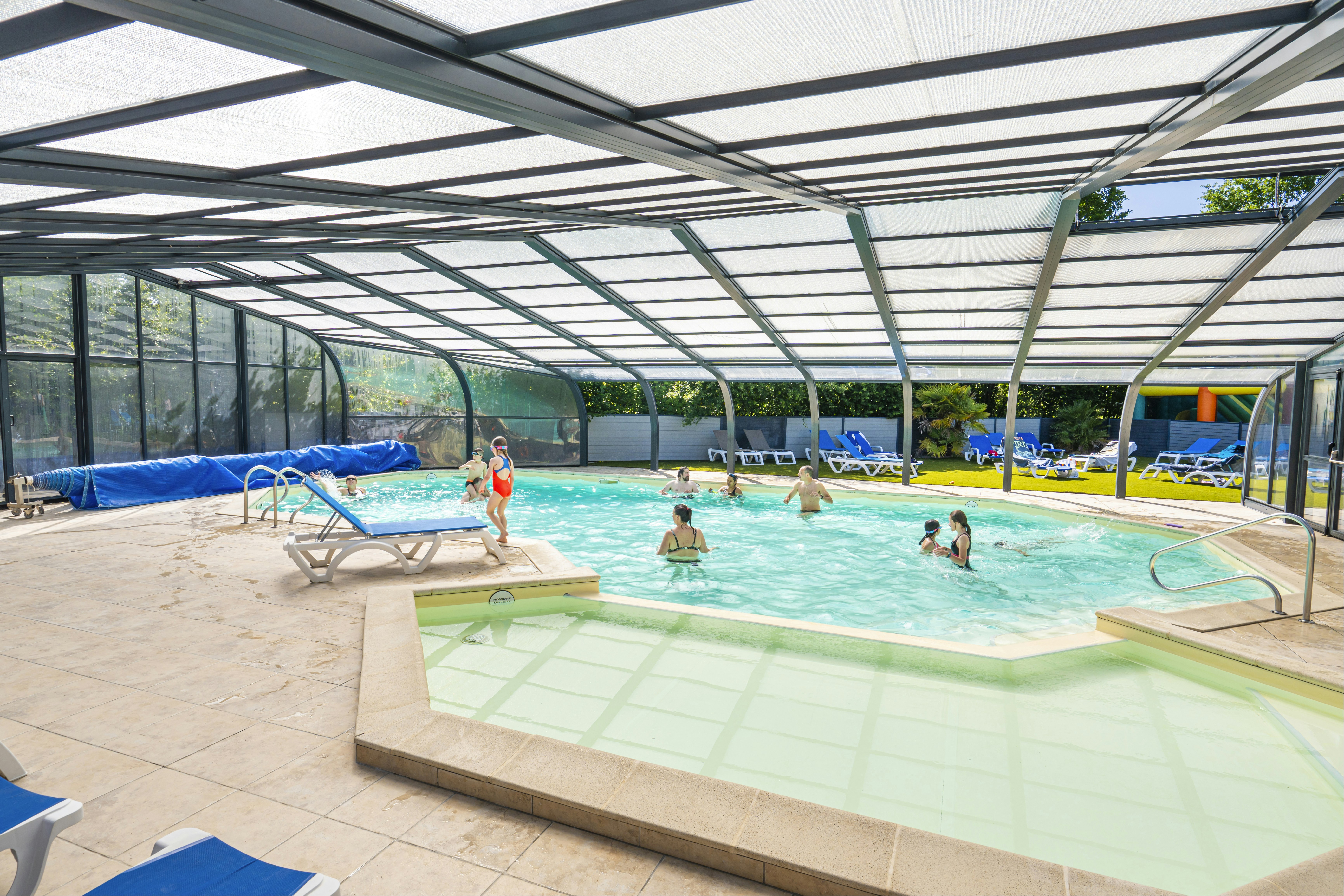 Camping Les Charmes - Pool mit Überdachung auf dem Campingplatz