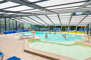 Camping Les Charmes - Pool mit Überdachung auf dem Campingplatz