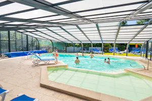 Camping Les Charmes - Pool mit Überdachung auf dem Campingplatz