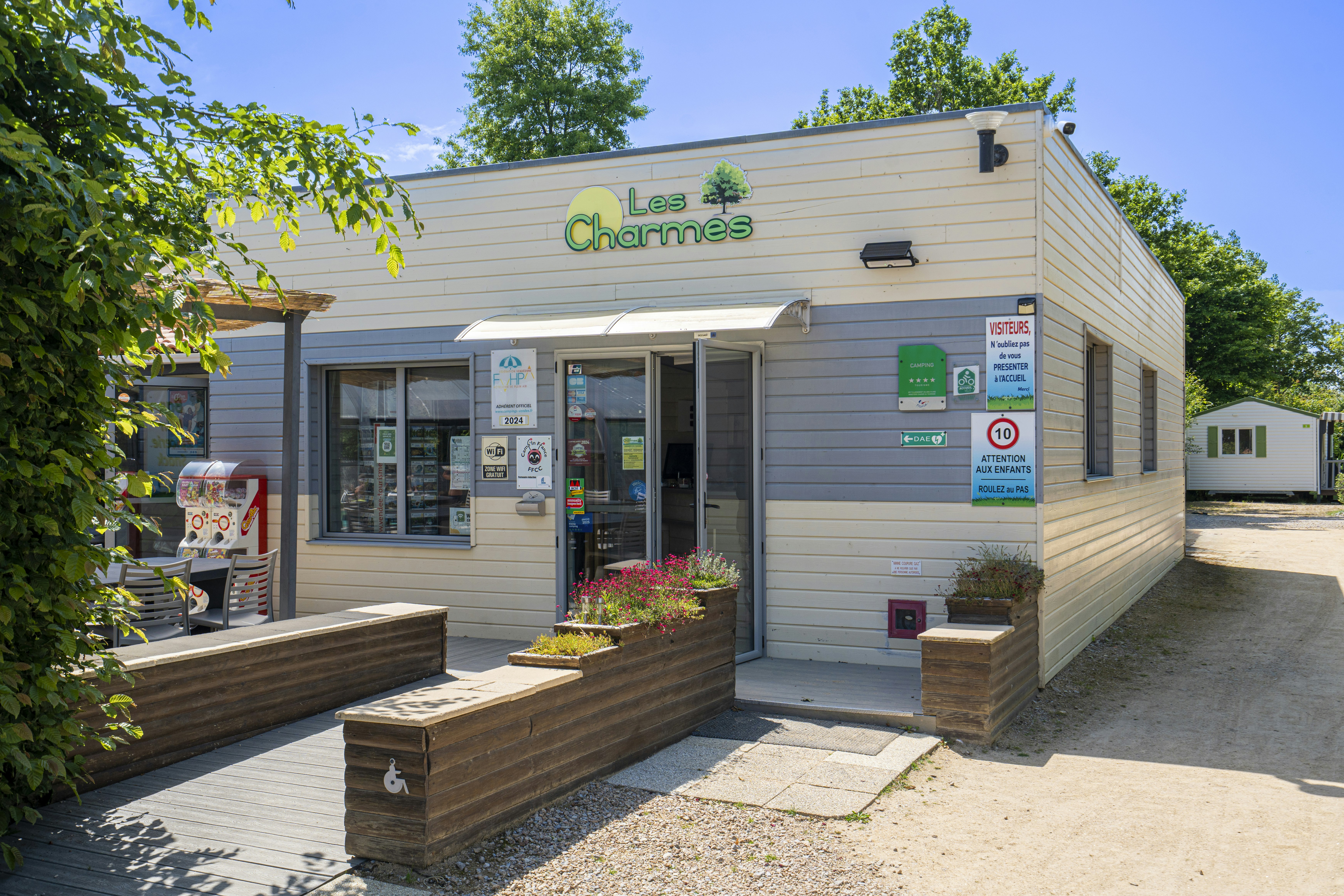 Camping Les Charmes - Rezeptionsgebäude auf dem Campingplatz