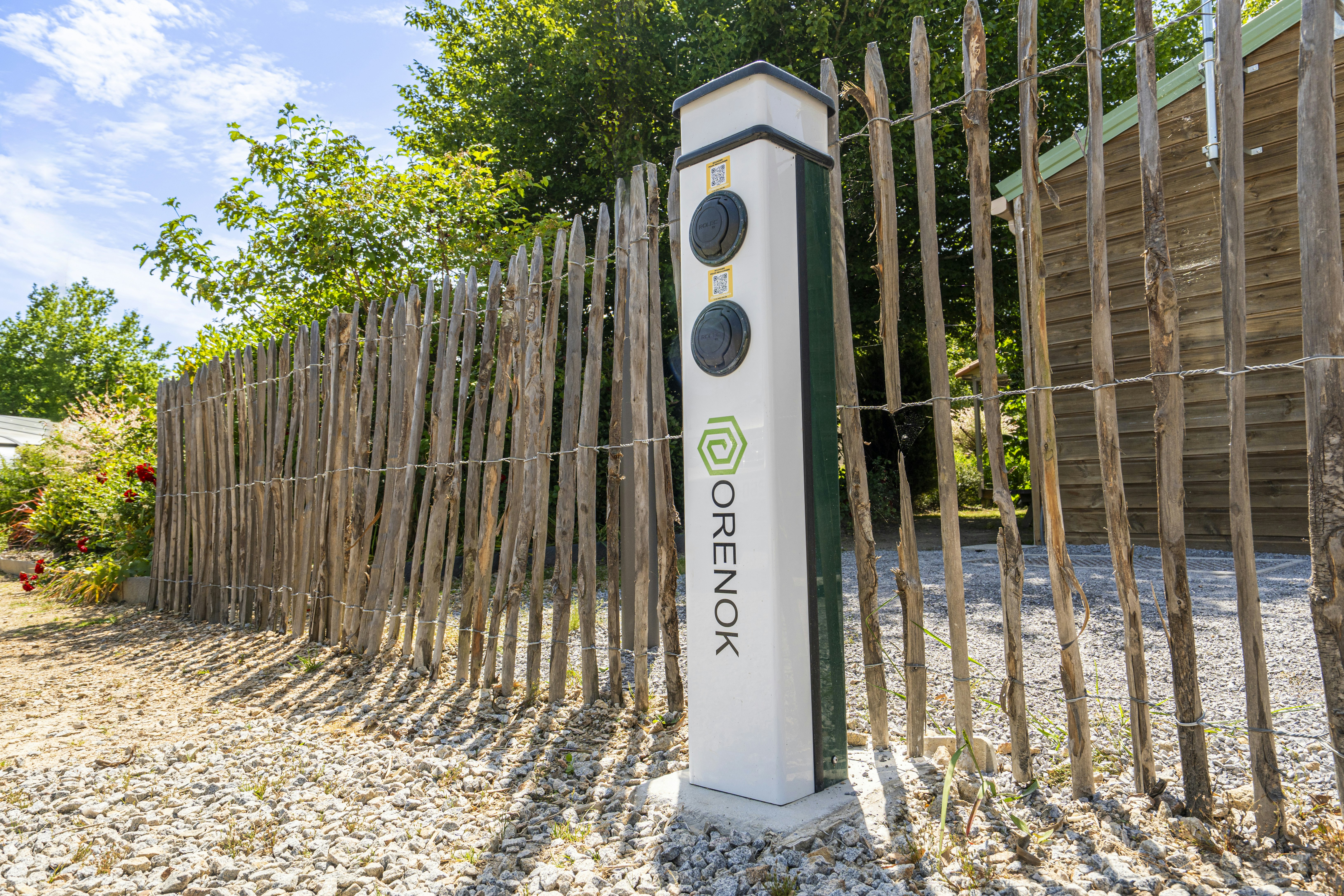 Camping Les Charmes - Stromanschlusssäule auf dem Campingplatz