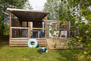 Camping Les Charmes - Mobilheim mit Terrasse auf dem Campingplatz