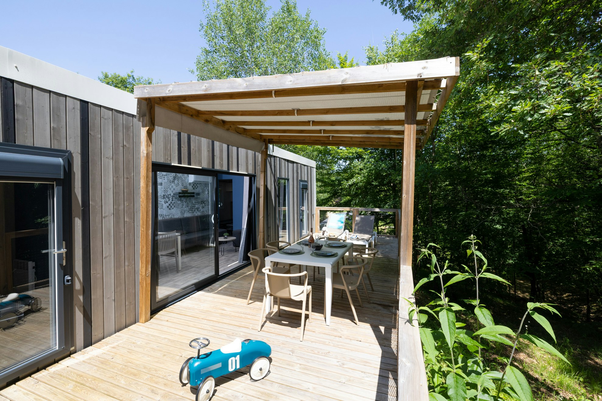 Camping Les Charmes  - Mobilheim mit Terrasse auf dem Campingplatz