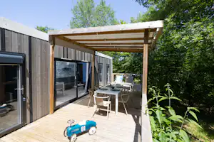 Camping Les Charmes - Mobilheim mit Terrasse auf dem Campingplatz