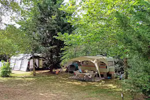 Camping Les Charmes - Standplätze zwischen den Bäumen auf dem Campingplatz