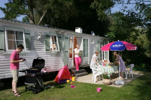 Camping Les Charmettes  - Mobilheim mit Terrasse auf dem Campingplatz