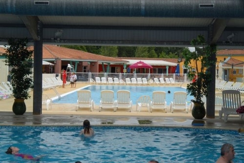 Camping Les Charmettes  - Pool im Freien mit Liegestühlen