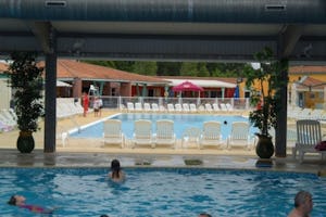 Camping Les Charmettes - Pool im Freien mit Liegestühlen
