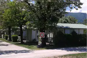 Camping Les Charmilles - Mobilheime zwischen Bäumen auf dem Campingplatz
