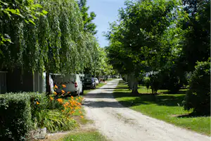 Camping Les Charmilles - Wohnwagen- und Zeltstellplatz im Grünen auf dem Campingplatz
