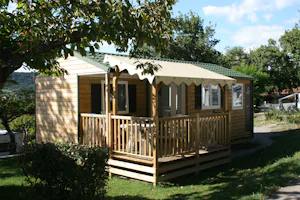 Camping Les Charmilles - Mobilheim mit Terrasse auf dem Campingplatz