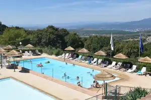 Camping Les Charmilles - Poolbereich mit Blick in das Tal