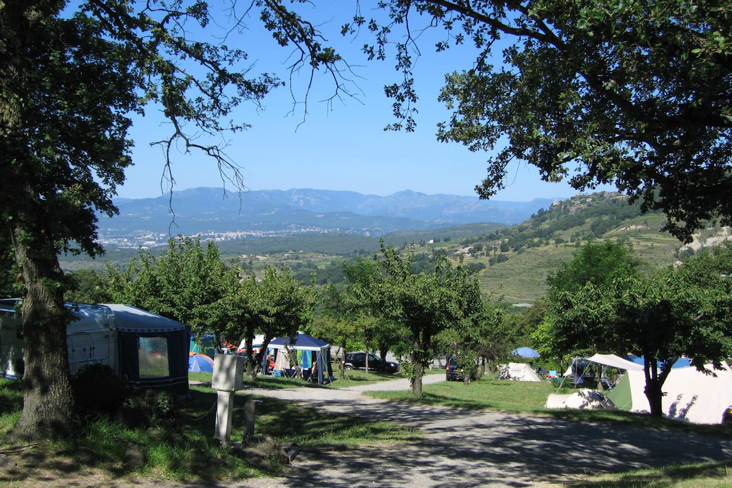 Camping Les Charmilles  -  Wohnwagen- und Zeltstellplatz mit Blick in das Tal