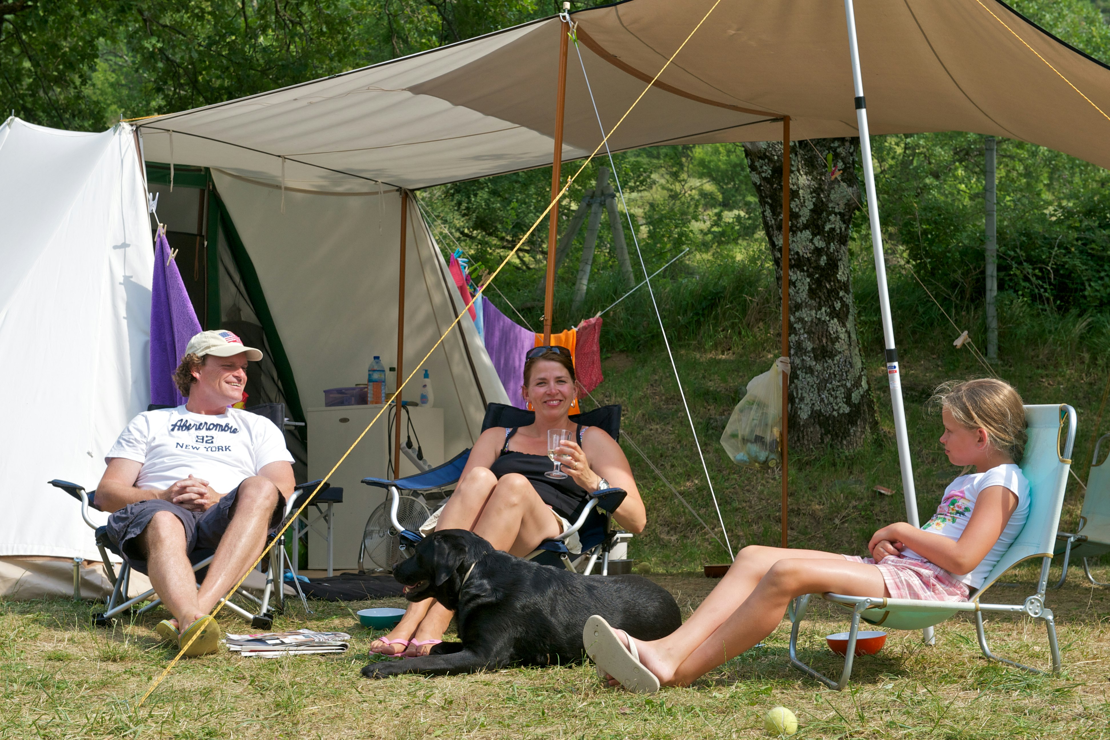 Camping Les Charmilles -  Gäste vor ihrem Zelt  auf dem Campingplatz 