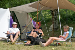 Camping Les Charmilles - Gäste vor ihrem Zelt auf dem Campingplatz