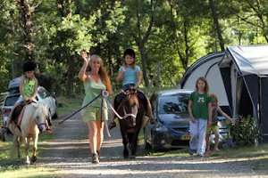 Camping Les Charmilles - Ponyreiten auf dem Campingplatz