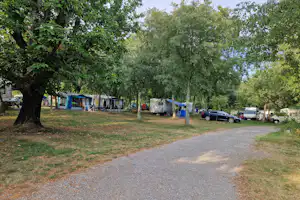Camping Les Chataigniers - Standplätze zwischen den Bäumen auf dem Campingplatz