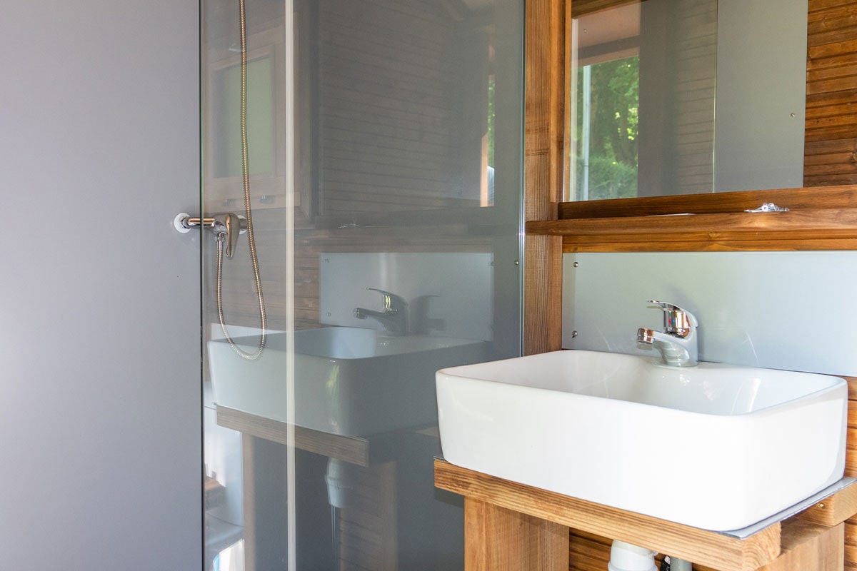 Camping les Chemins du Mont-Saint-Michel - Private Sanitäreinheit auf einem Standplatz