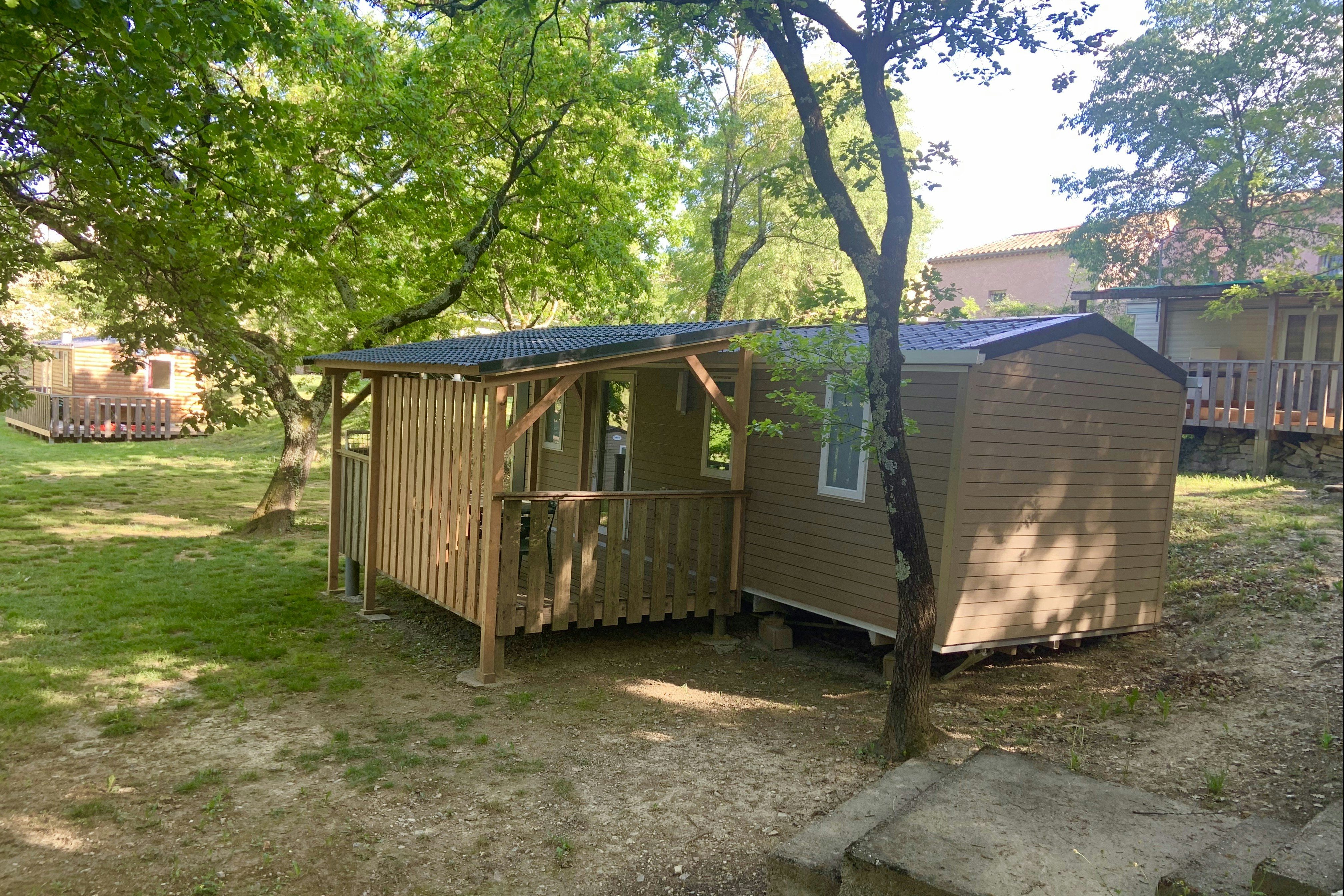 Camping les chênes  - Mobilheim mit Terrasse auf dem Campingplatz