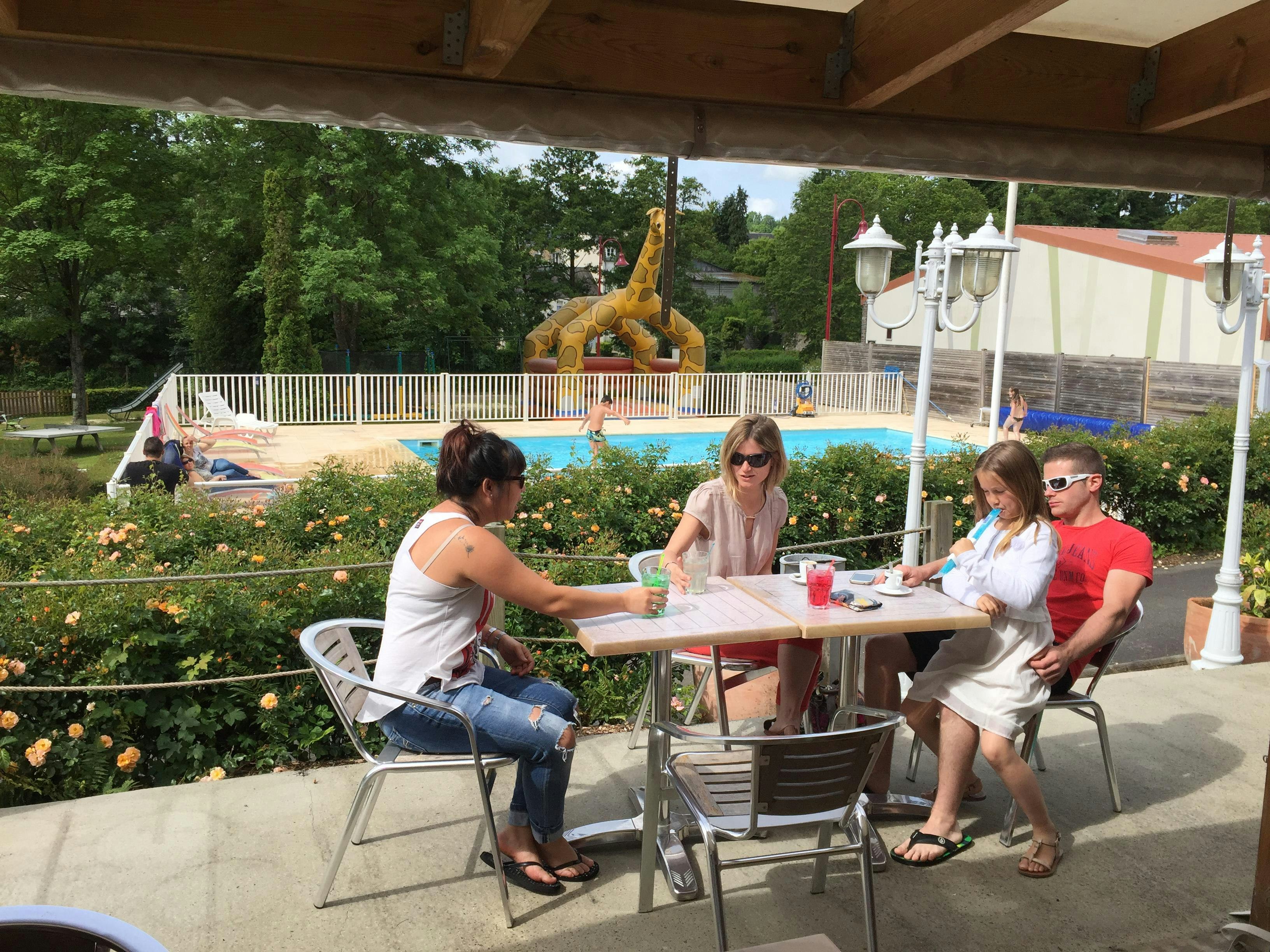 Flower Camping Les Chevaliers de Malte - Camper genießen Getränke auf der Terrasse am Pool