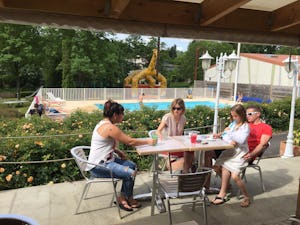 Flower Camping Les Chevaliers de Malte - Camper genießen Getränke auf der Terrasse am Pool