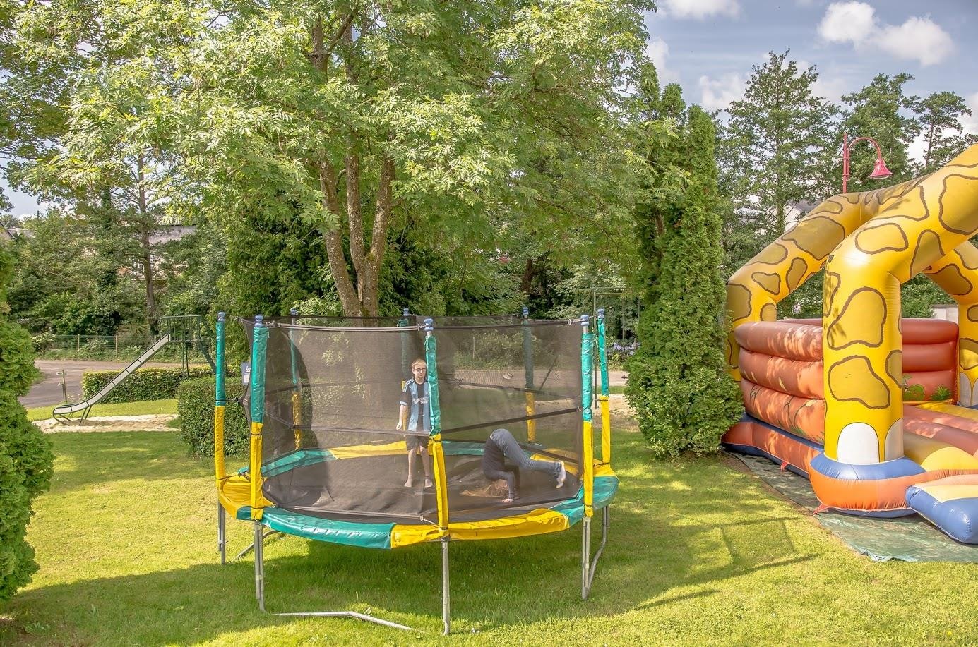 Flower Camping Les Chevaliers de Malte - Trampolin und Hüpfburg für Kinder auf dem Campingplatz