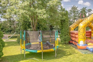 Flower Camping Les Chevaliers de Malte - Trampolin und Hüpfburg für Kinder auf dem Campingplatz