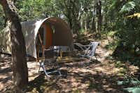 Camping Les Chevreuils  -  Mobilheim vom Campingplatz mit Veranda und Liegestühlen